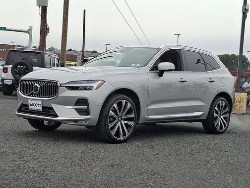 2023 Volvo XC60 B5 Ultimate Bright Theme