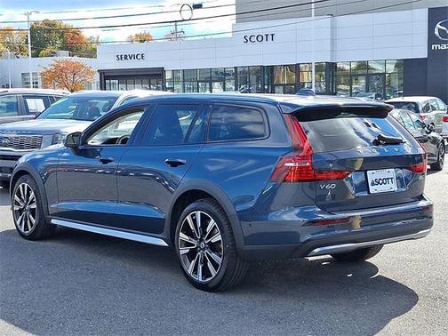 2024 Volvo V60 Cross Country B5 Ultimate