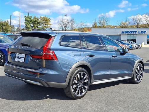 2024 Volvo V60 Cross Country B5 Ultimate