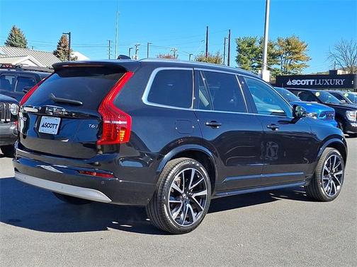 2022 Volvo XC90 T6 Momentum