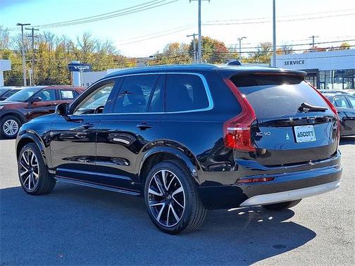 2022 Volvo XC90 T6 Momentum