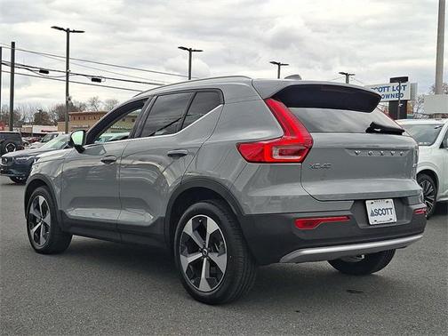 2025 Volvo XC40 B5 Plus Bright Theme