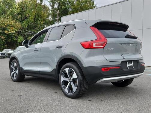 2025 Volvo XC40 B5 Plus Bright Theme