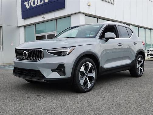2025 Volvo XC40 B5 Plus Bright Theme