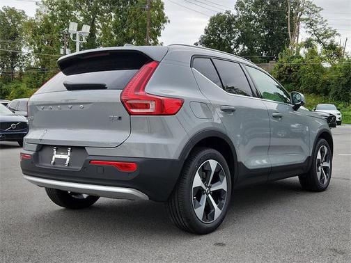 2025 Volvo XC40 B5 Plus Bright Theme