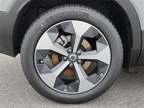 2025 Volvo XC40 B5 Plus Bright Theme