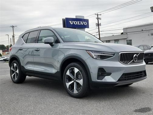 2025 Volvo XC40 B5 Plus Bright Theme