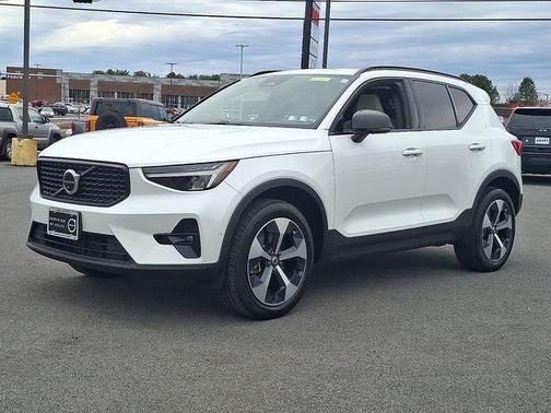 2023 Volvo XC40 B5 Plus Dark Theme
