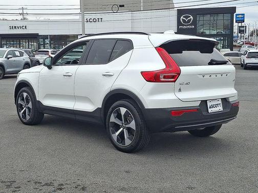 2023 Volvo XC40 B5 Plus Dark Theme