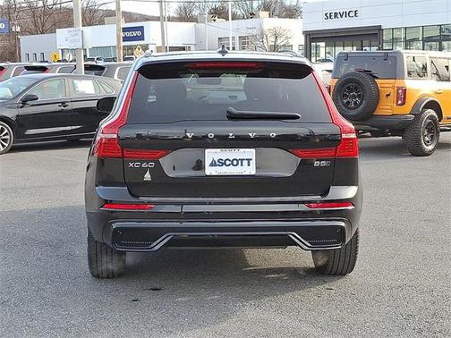 2023 Volvo XC60 B5 Plus Dark Theme