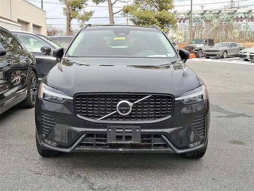 2023 Volvo XC60 B5 Plus Dark Theme