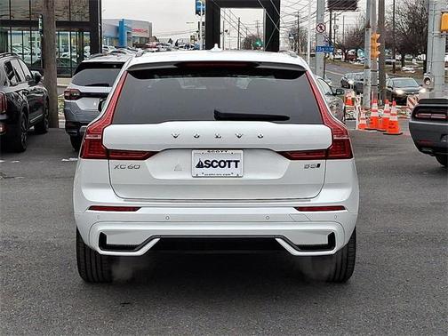 2023 Volvo XC60 Plus Dark Theme