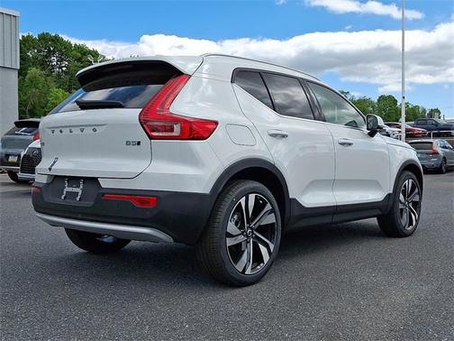 2025 Volvo XC40 B5 Ultra Bright Theme