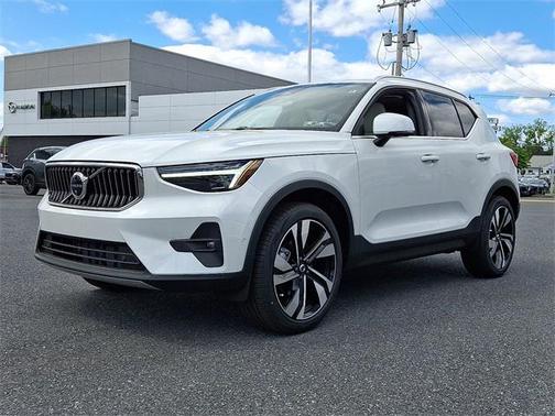 2025 Volvo XC40 B5 Ultra Bright Theme