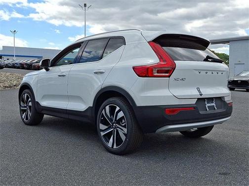 2025 Volvo XC40 B5 Ultra Bright Theme