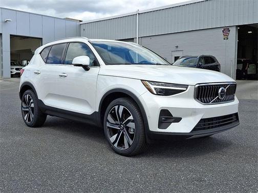 2025 Volvo XC40 B5 Ultra Bright Theme