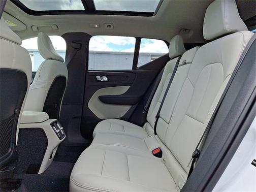 2025 Volvo XC40 B5 Ultra Bright Theme