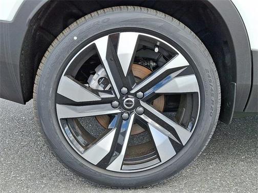 2025 Volvo XC40 B5 Ultra Bright Theme