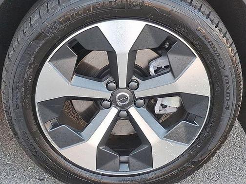 2026 Volvo XC40 Core, B5 AWD Gas (mild hybrid), Dark