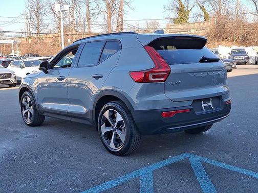 2026 Volvo XC40 Core, B5 AWD Gas (mild hybrid), Dark