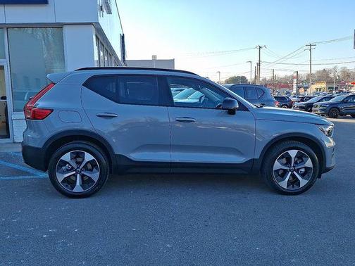 2026 Volvo XC40 Core, B5 AWD Gas (mild hybrid), Dark