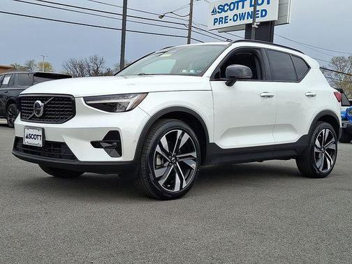 Crystal White Metallic 2023 Volvo XC40 B5 Plus Dark Theme