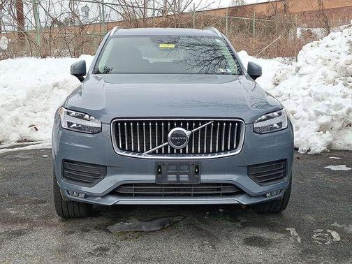 2022 Volvo XC90 T6 Momentum
