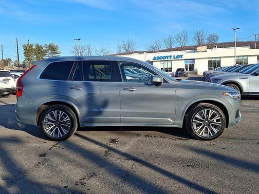 2022 Volvo XC90 T6 Momentum