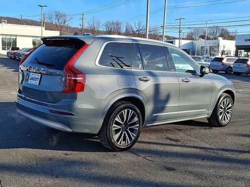 2022 Volvo XC90 T6 Momentum