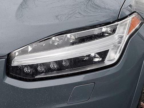 2022 Volvo XC90 T6 Momentum