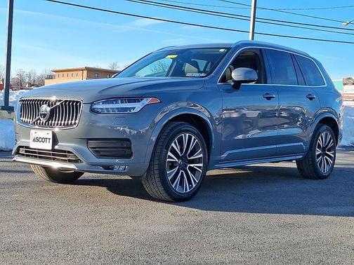 2022 Volvo XC90 T6 Momentum