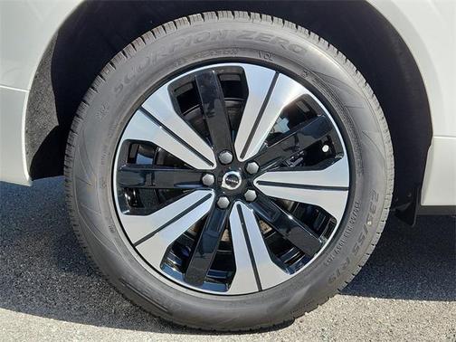 2025 Volvo XC60 Plug-In Hybrid Plus