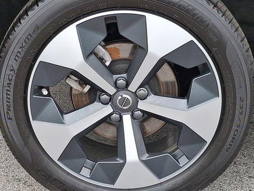 Onyx Black 2026 Volvo XC40 Plus, B5 AWD Gas (mild hybrid), Dark