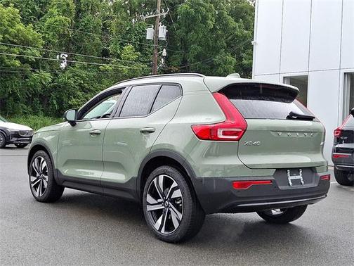 2025 Volvo XC40 B5 Plus Dark Theme