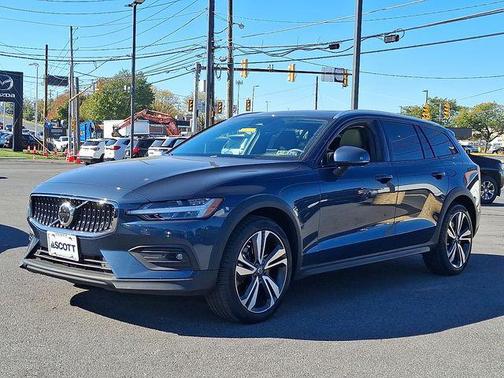 2025 Volvo V60 Cross Country B5 Plus