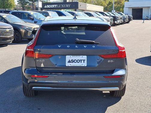 2025 Volvo V60 Cross Country B5 Plus