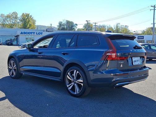 2025 Volvo V60 Cross Country B5 Plus