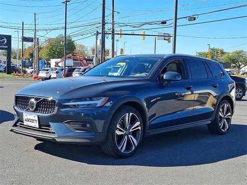 2025 Volvo V60 Cross Country B5 Plus