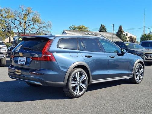 2025 Volvo V60 Cross Country B5 Plus