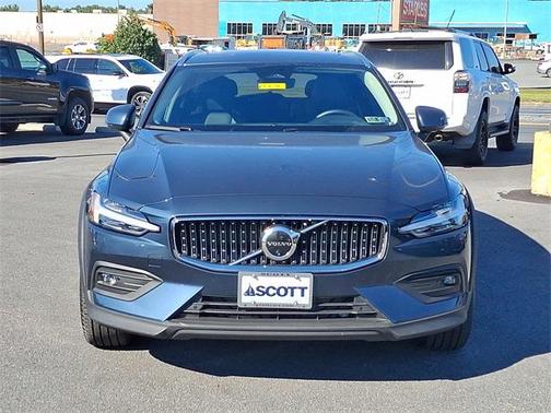 2025 Volvo V60 Cross Country B5 Plus
