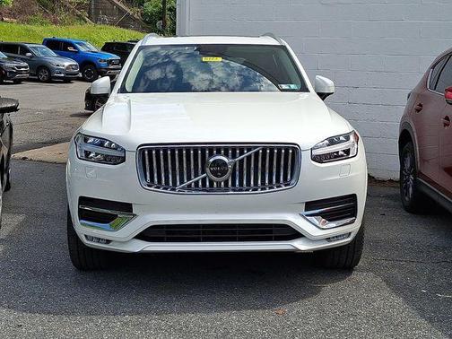 Crystal White Metallic 2023 Volvo XC90 B6 Plus 7-Seater