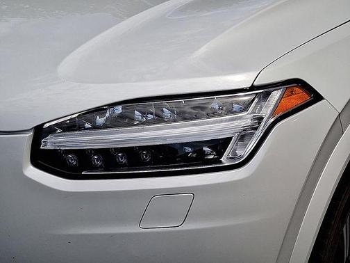Crystal White Metallic 2023 Volvo XC90 B6 Plus 7-Seater
