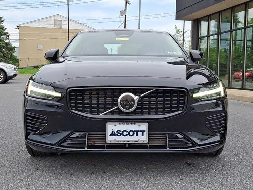2023 Volvo S60 Recharge Plug-In Hybrid Plus Dark