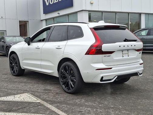 2026 Volvo XC60 B5 Ultra Black Edition