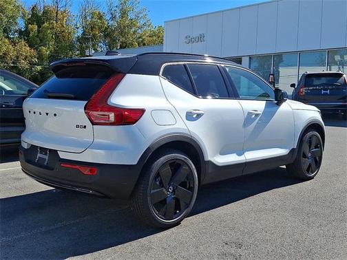 2026 Volvo XC40 B5 Ultra Black Edition