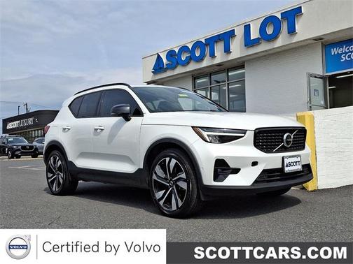 2023 Volvo XC40 B5 Plus Dark Theme