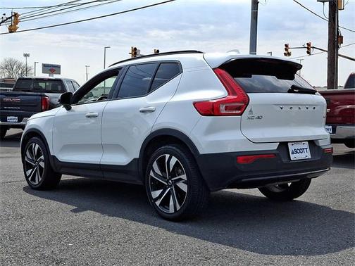 2023 Volvo XC40 B5 Plus Dark Theme