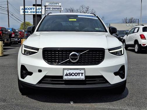 2023 Volvo XC40 B5 Plus Dark Theme