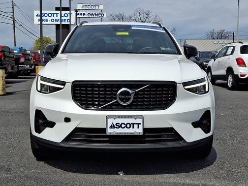 2023 Volvo XC40 B5 AWD Plus Dark