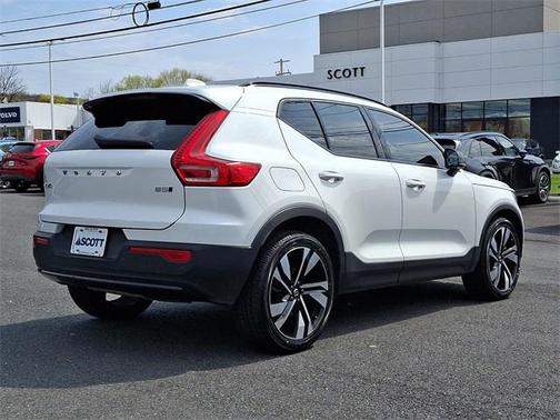 2023 Volvo XC40 B5 Plus Dark Theme
